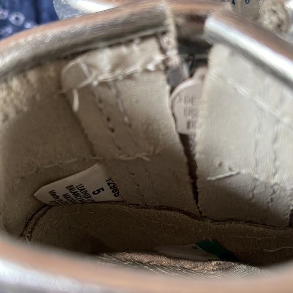 Minnetonka Moccasins Silver Leather Ankle Booties Fringe Zip - Picture 9 of 11